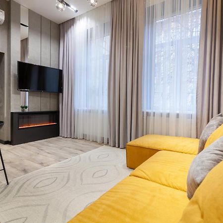 Royal Vip Apartment On Leontovicha 5 利沃夫 外观 照片