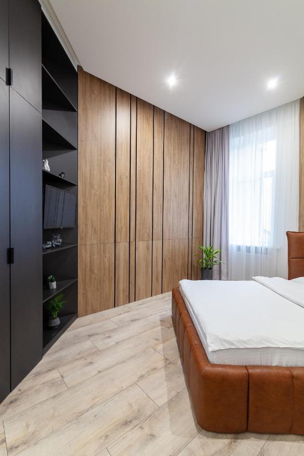 Royal Vip Apartment On Leontovicha 5 利沃夫 外观 照片