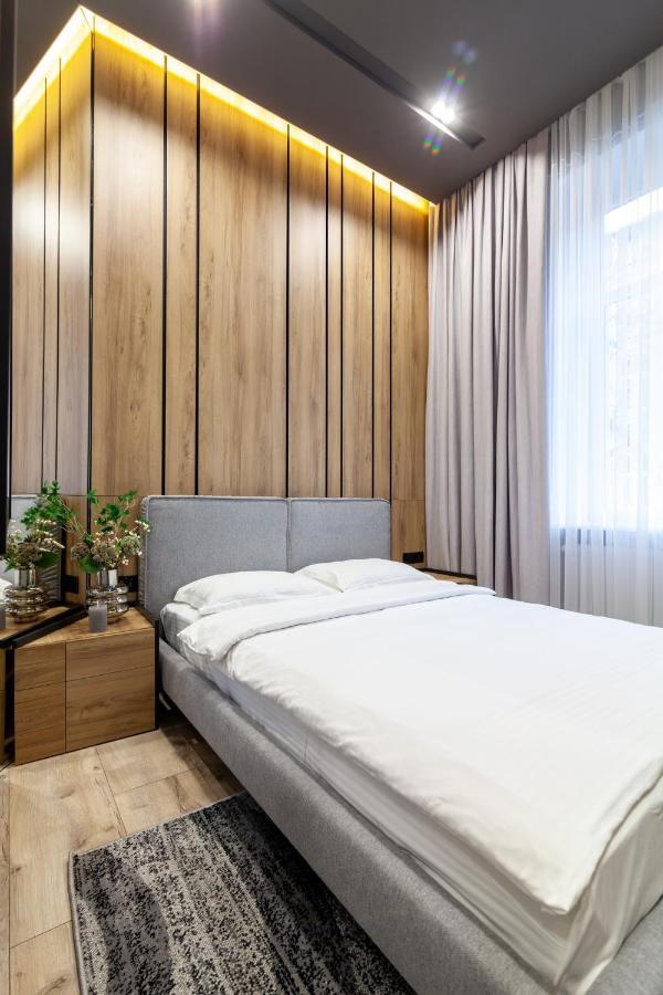 Royal Vip Apartment On Leontovicha 5 利沃夫 外观 照片