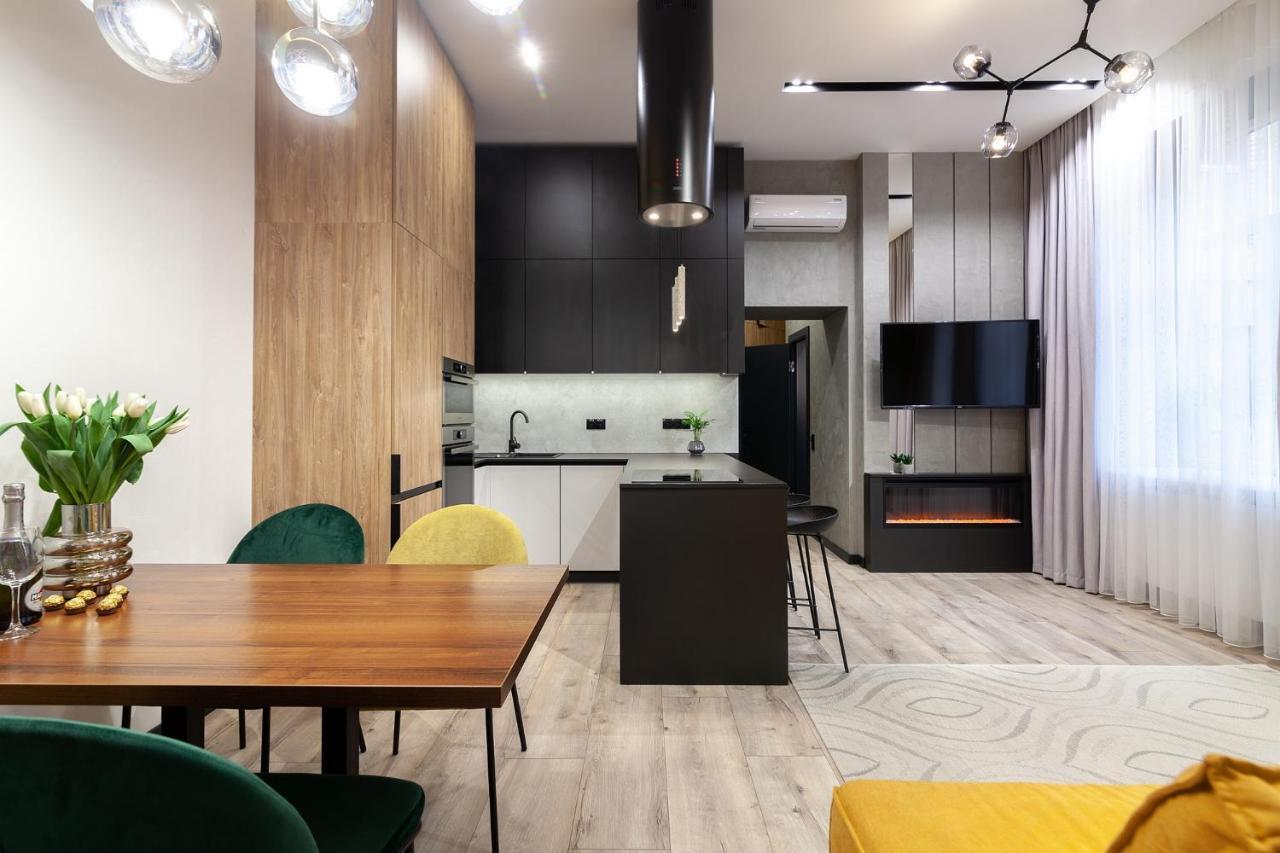 Royal Vip Apartment On Leontovicha 5 利沃夫 外观 照片