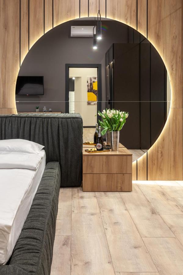 Royal Vip Apartment On Leontovicha 5 利沃夫 外观 照片