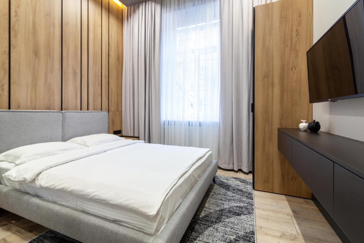 Royal Vip Apartment On Leontovicha 5 利沃夫 外观 照片
