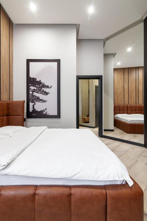 Royal Vip Apartment On Leontovicha 5 利沃夫 外观 照片