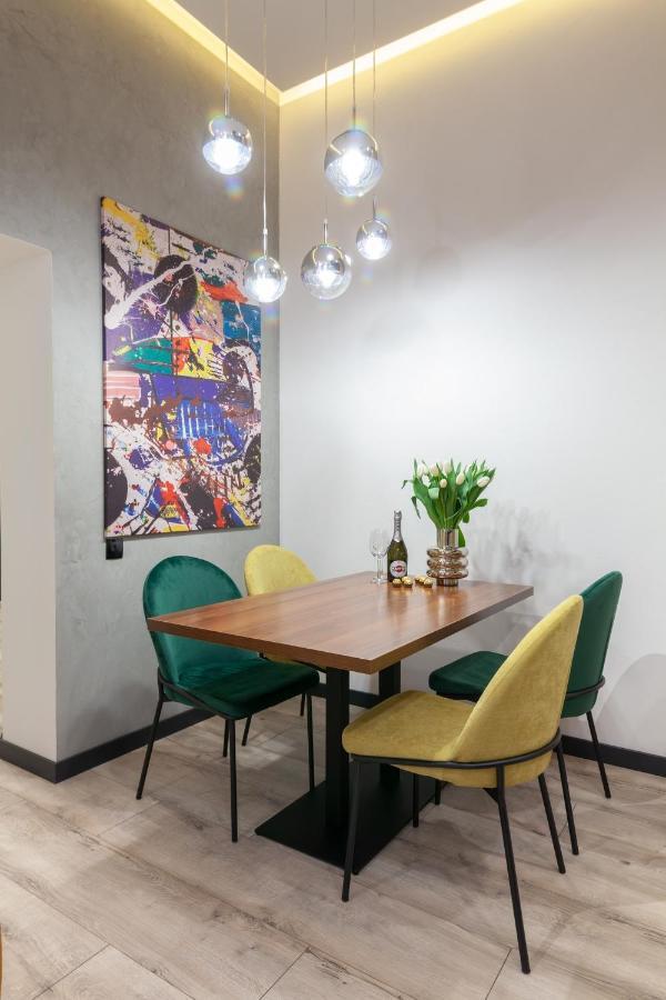 Royal Vip Apartment On Leontovicha 5 利沃夫 外观 照片