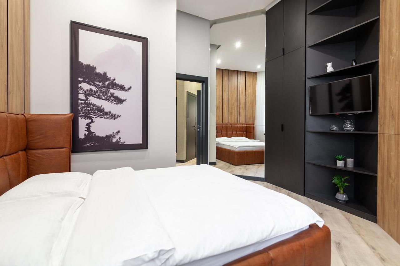 Royal Vip Apartment On Leontovicha 5 利沃夫 外观 照片