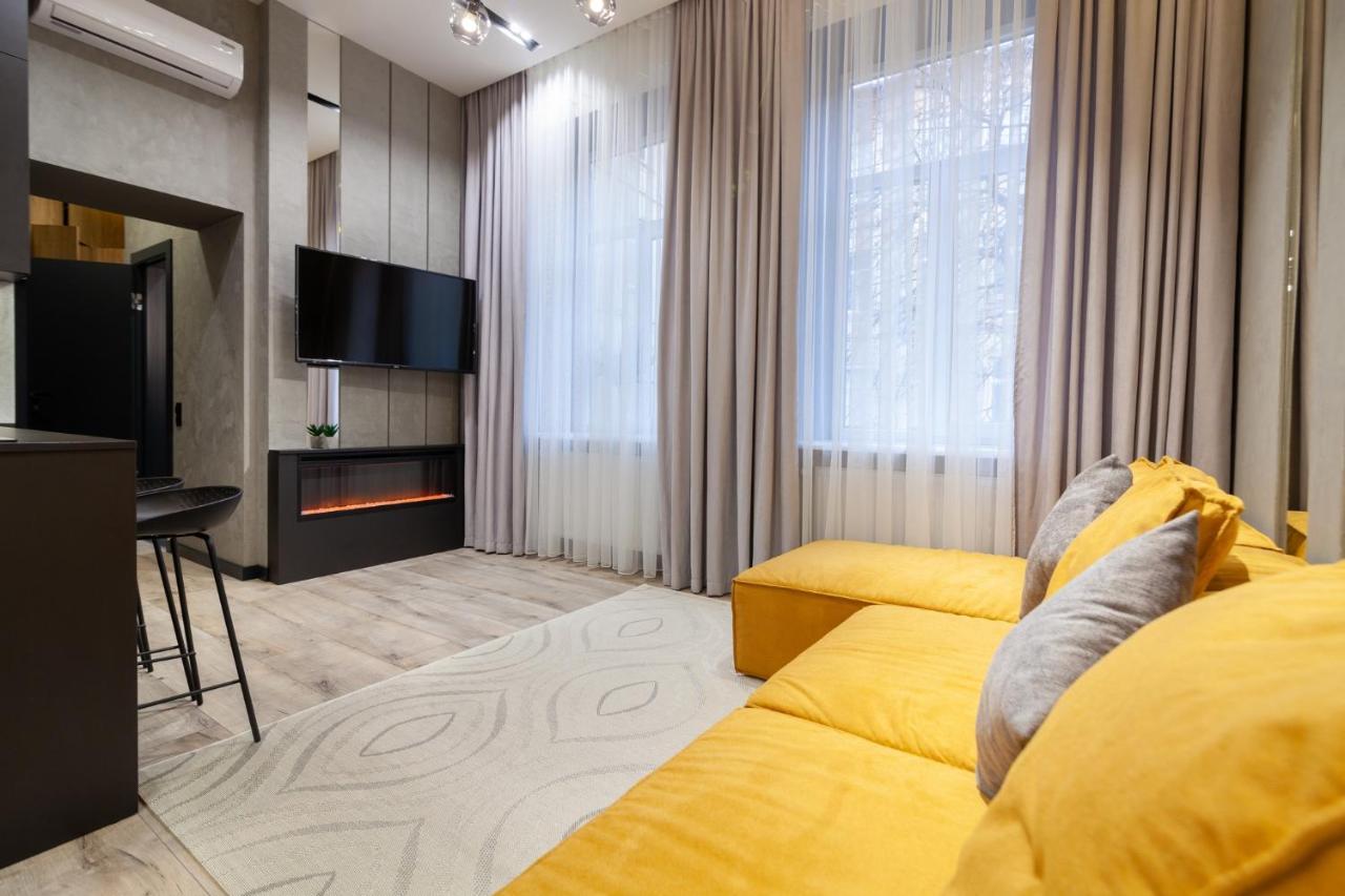Royal Vip Apartment On Leontovicha 5 利沃夫 外观 照片